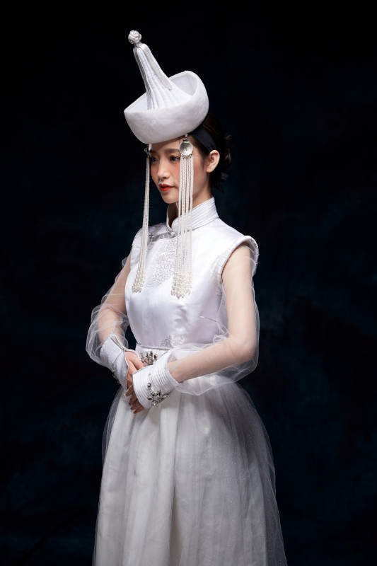 穿着蒙古族服饰的亚洲青年女性图片