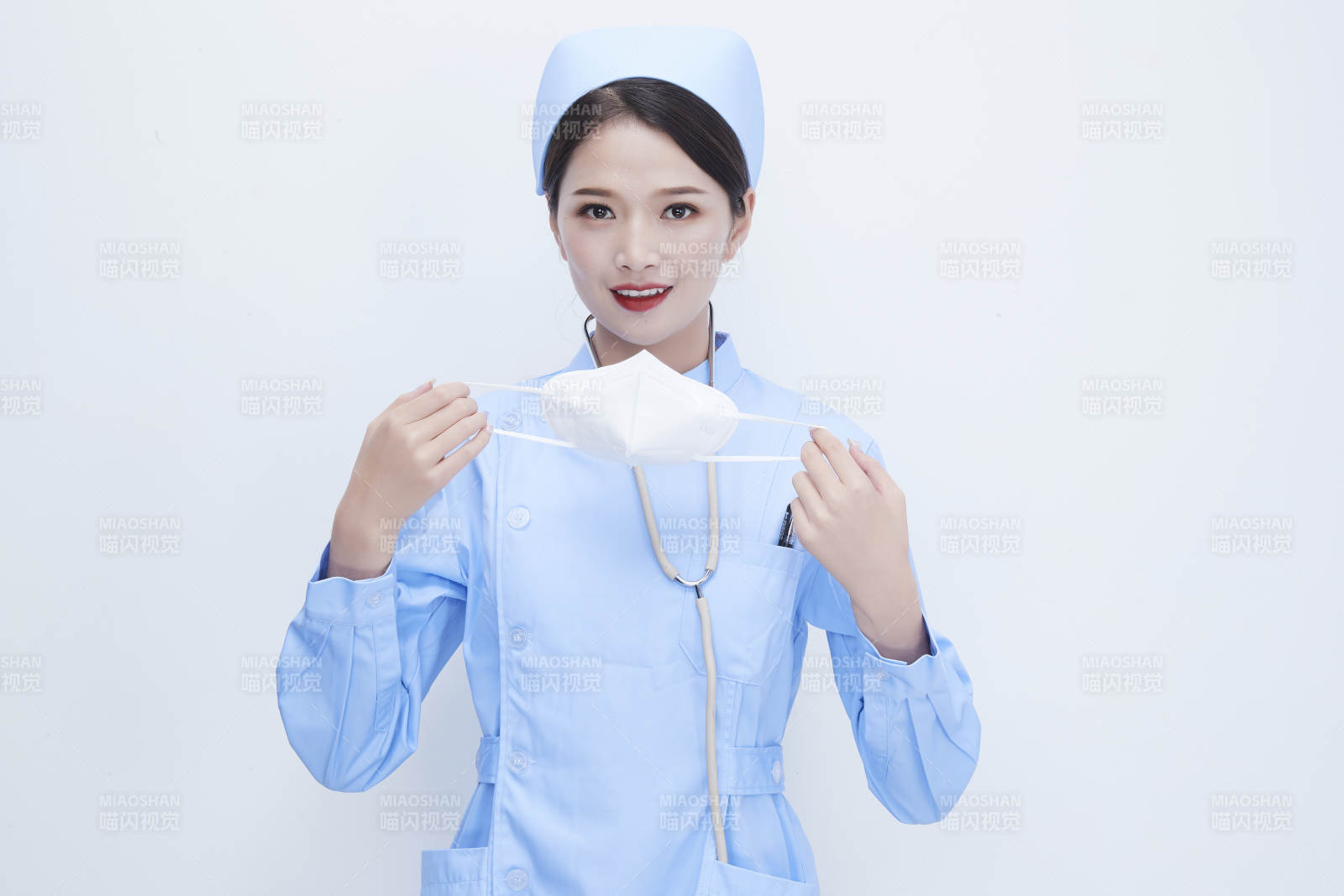 女性医护人员展示规范的口罩正确佩戴方式图片