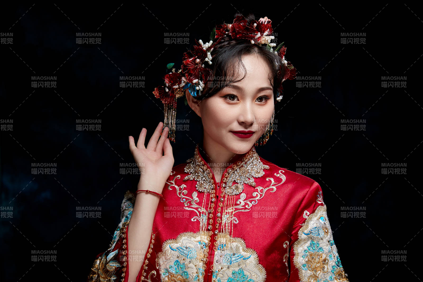 穿着中式秀禾服的亚洲少女图片