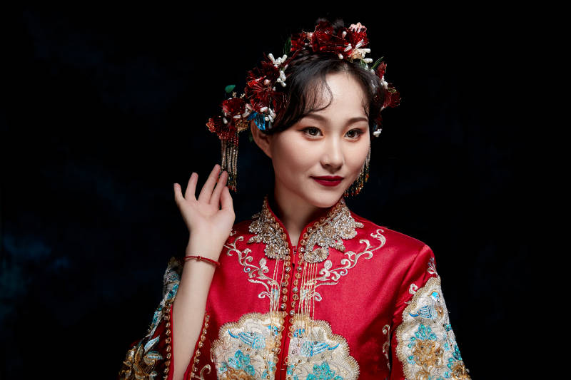 穿着中式秀禾服的亚洲少女图片