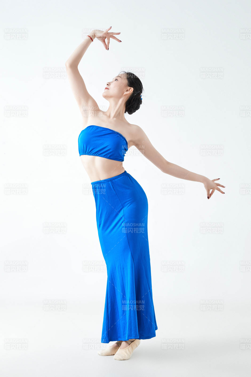 穿着傣族服饰跳孔雀舞的少女图片