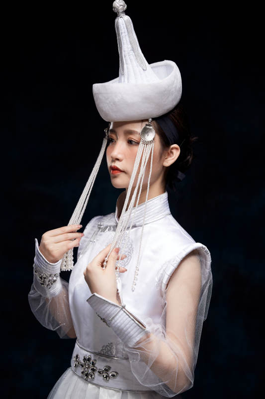 穿着蒙古族服饰的亚洲青年女性图片