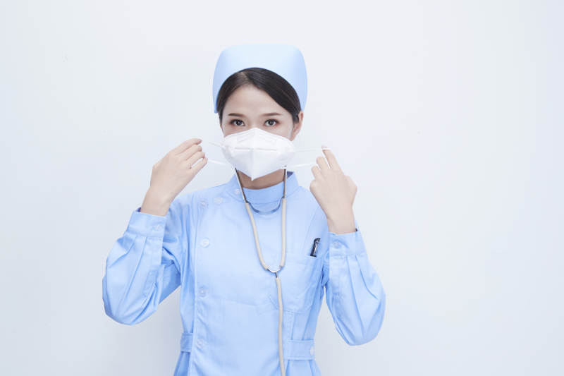 女性医护人员展示规范的口罩正确佩戴方式图片