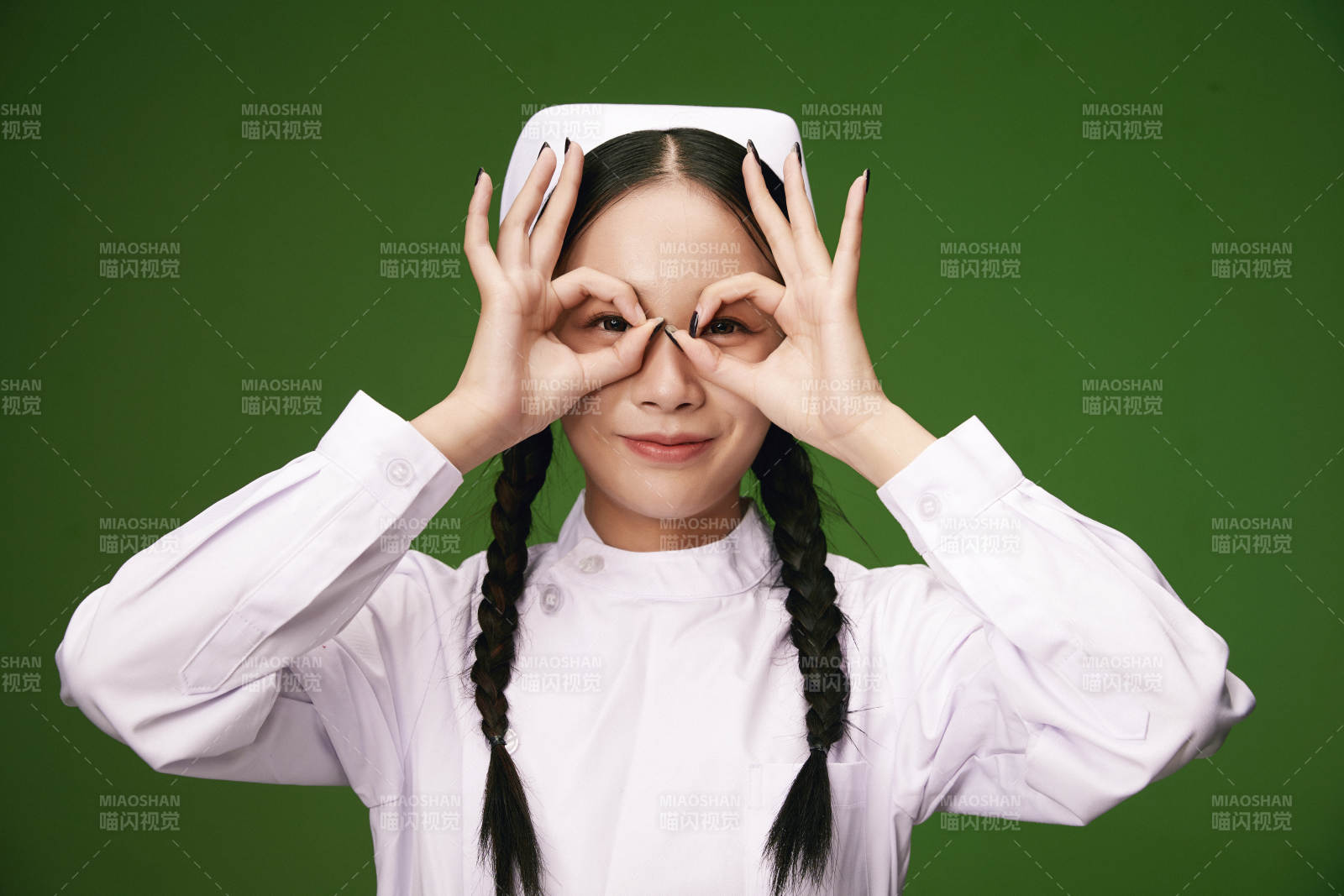 身穿白色护士服的年轻护士形象图片