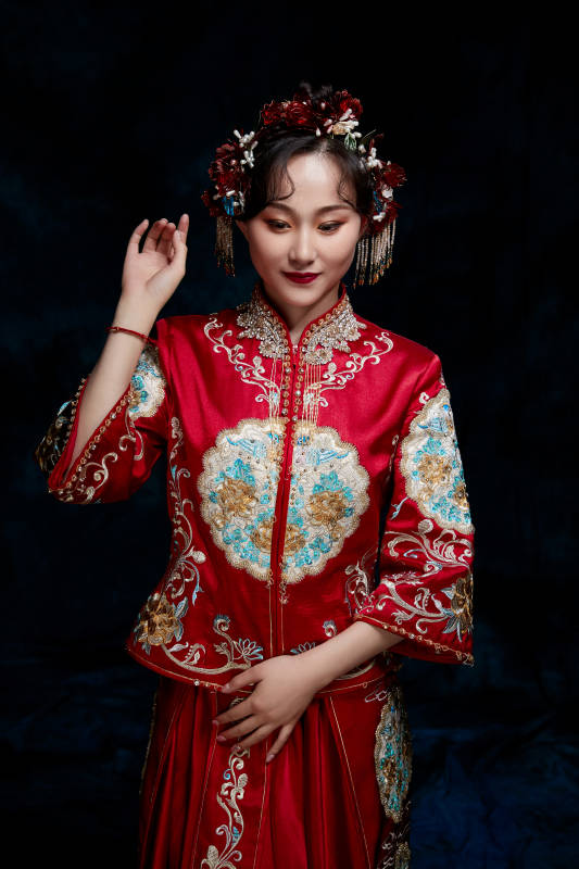 穿着中式秀禾服的亚洲少女图片