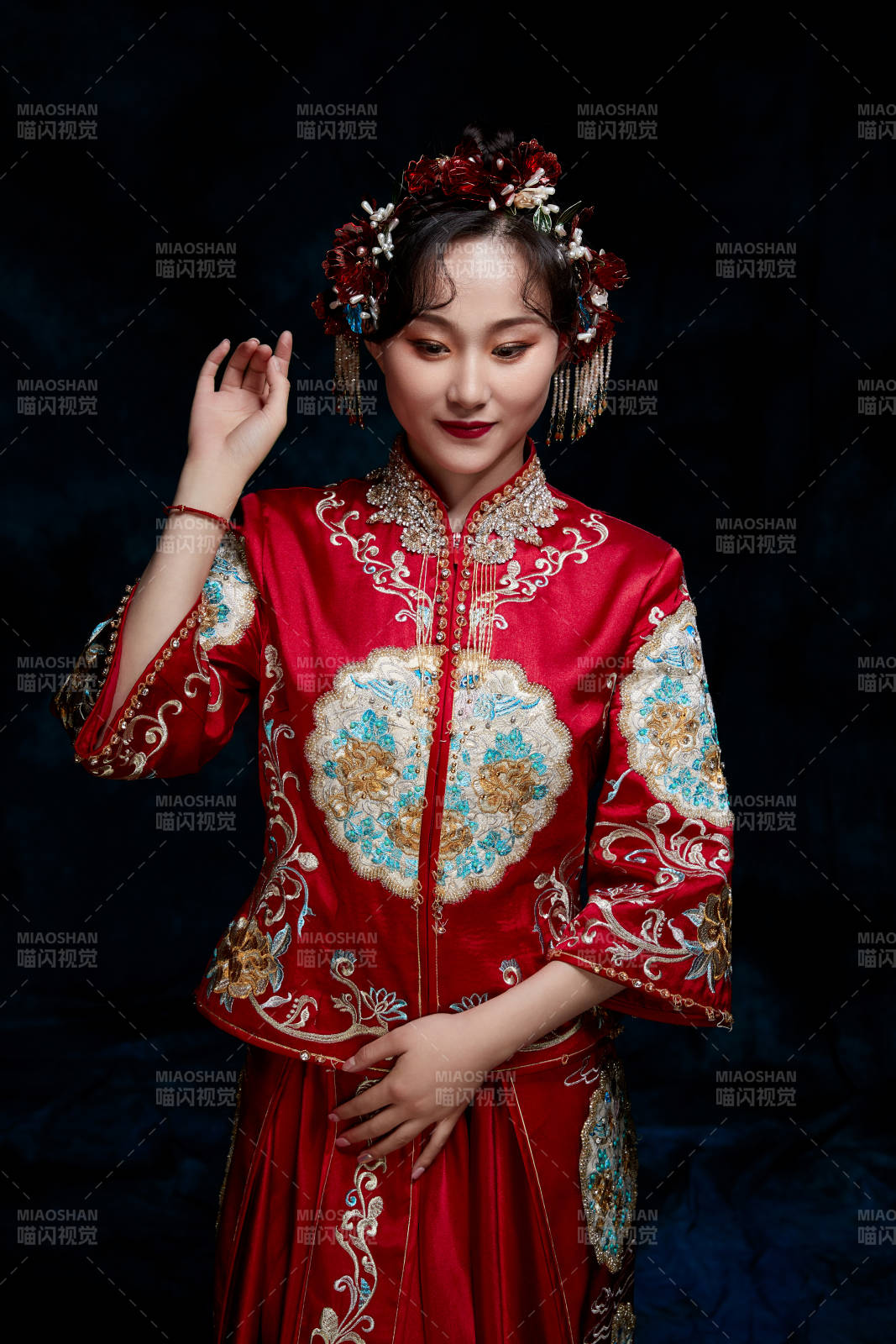 穿着中式秀禾服的亚洲少女图片