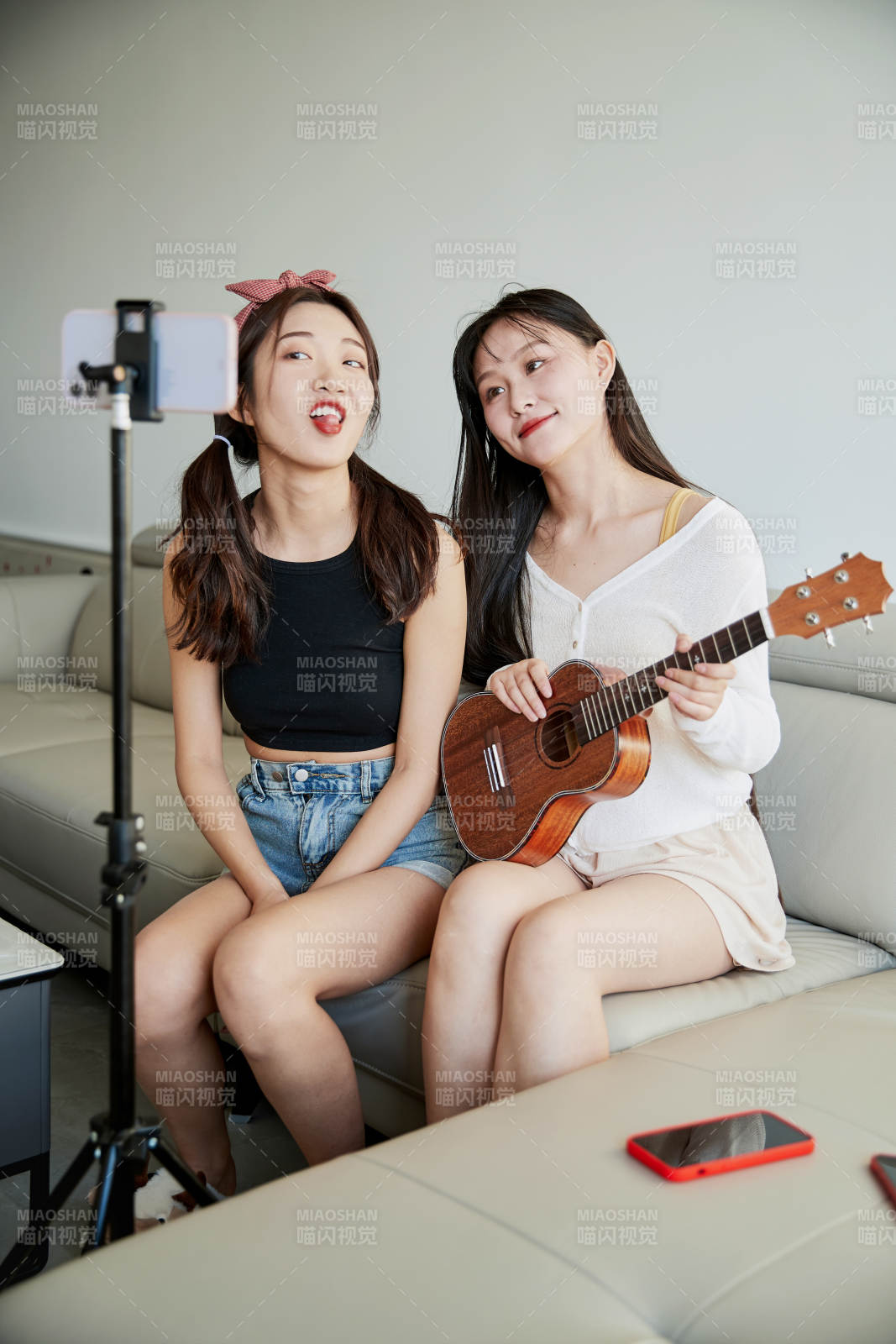 在家做主播直播的亚洲年轻闺蜜少女图片