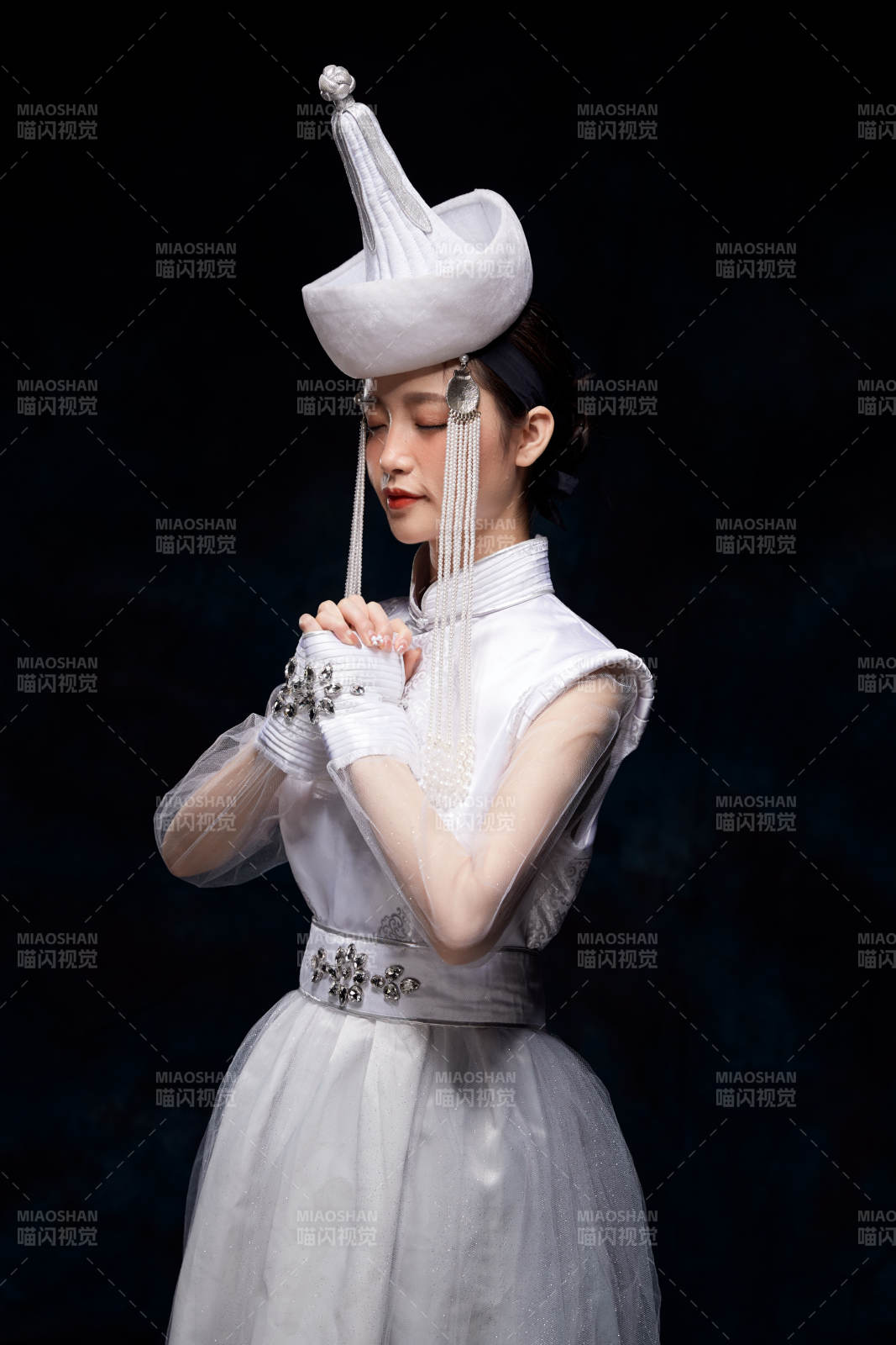 穿着蒙古族服饰的亚洲青年女性图片