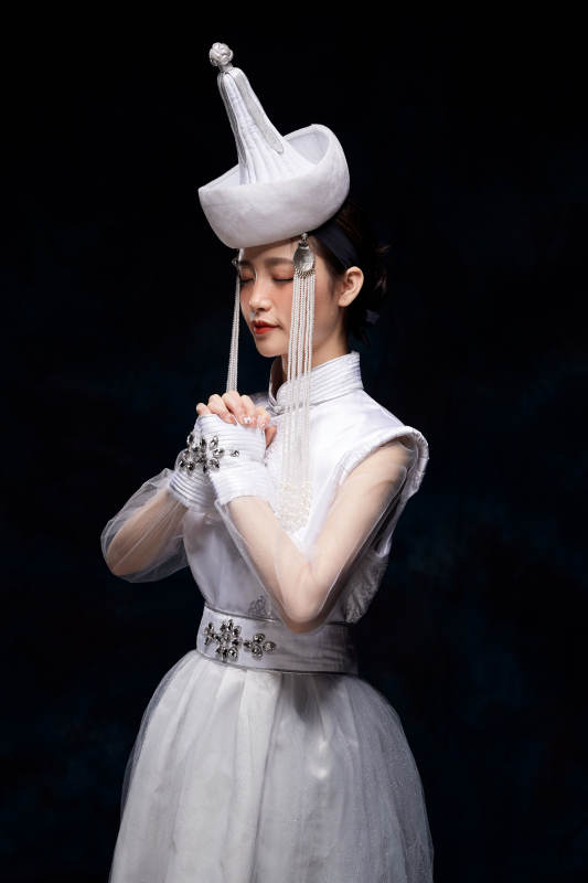 穿着蒙古族服饰的亚洲青年女性图片