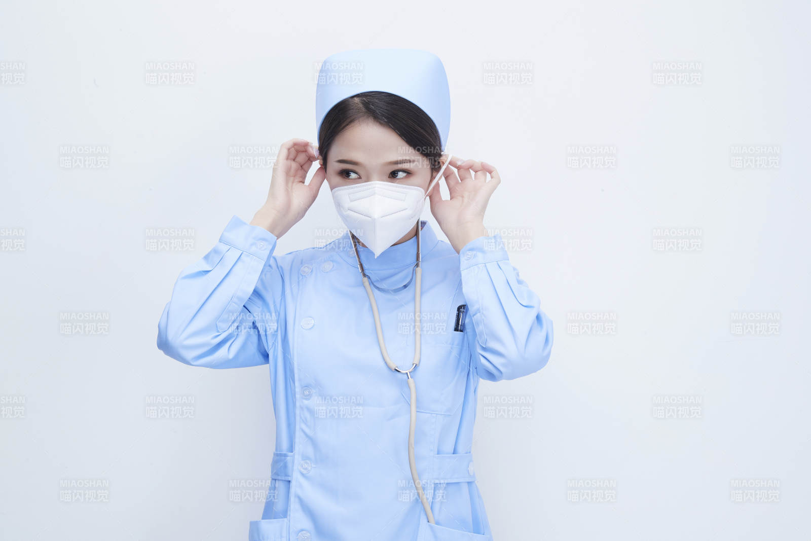 女性医护人员展示规范的口罩正确佩戴方式图片
