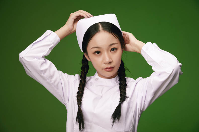 身穿白色护士服的年轻护士形象图片