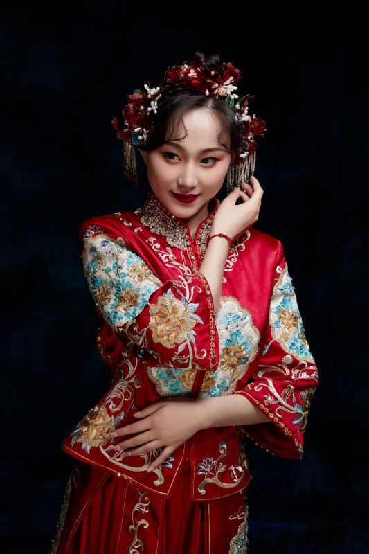 穿着中式秀禾服的亚洲少女图片