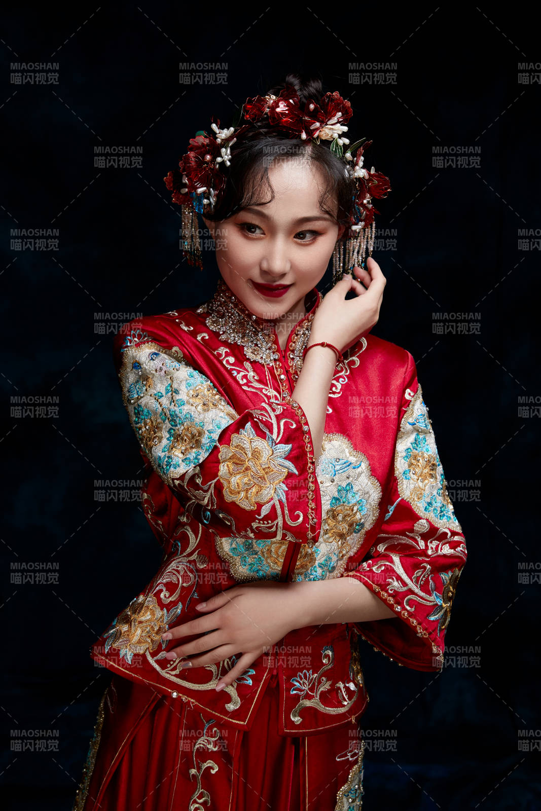 穿着中式秀禾服的亚洲少女图片