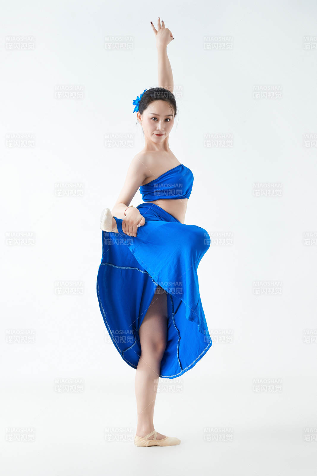 穿着傣族服饰跳孔雀舞的少女图片