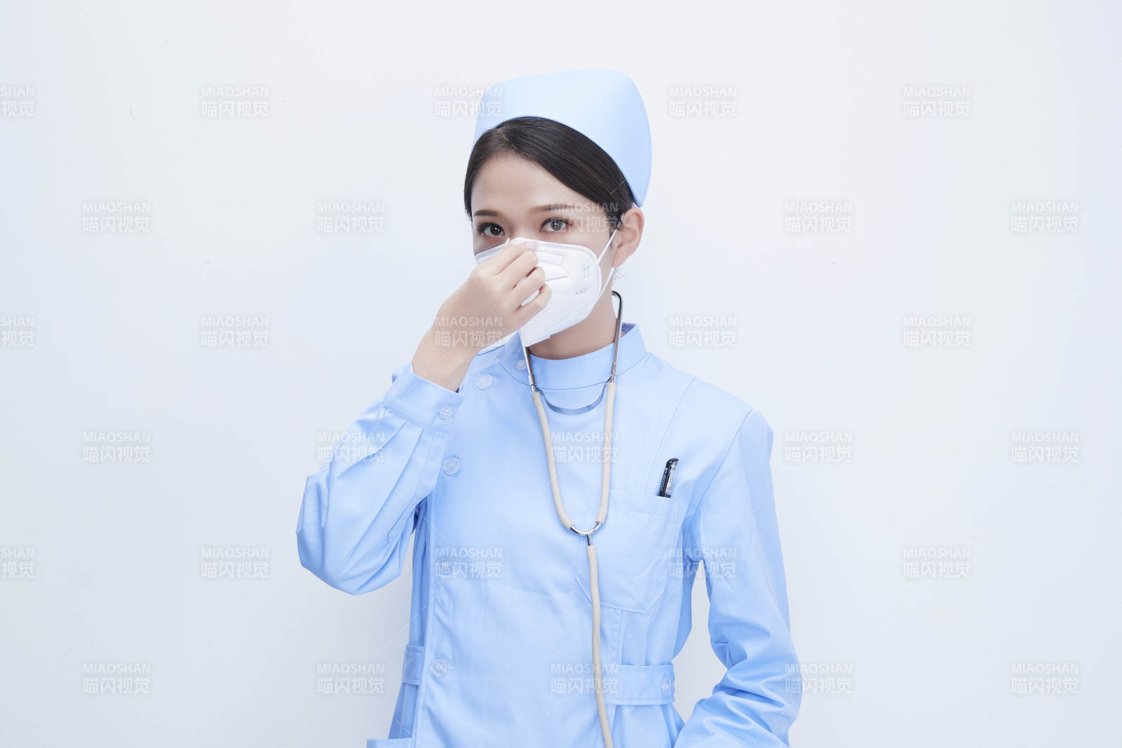 女性医护人员展示规范的口罩正确佩戴方式图片