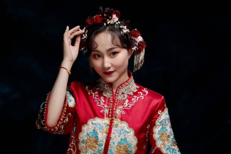 穿着中式秀禾服的亚洲少女图片