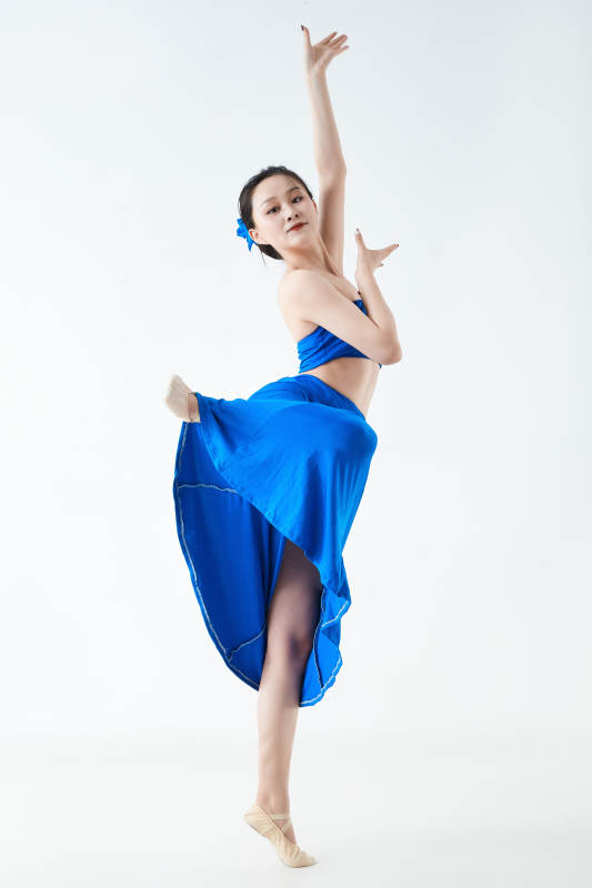 穿着傣族服饰跳孔雀舞的少女图片