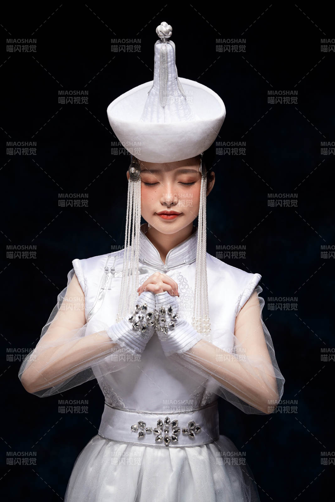 穿着蒙古族服饰的亚洲青年女性图片