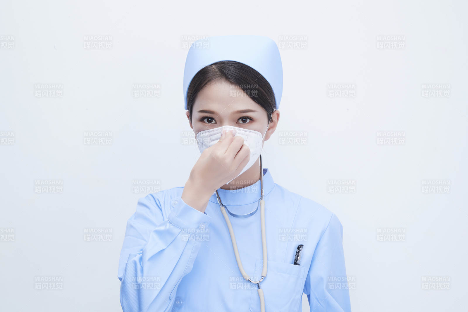 女性医护人员展示规范的口罩正确佩戴方式图片
