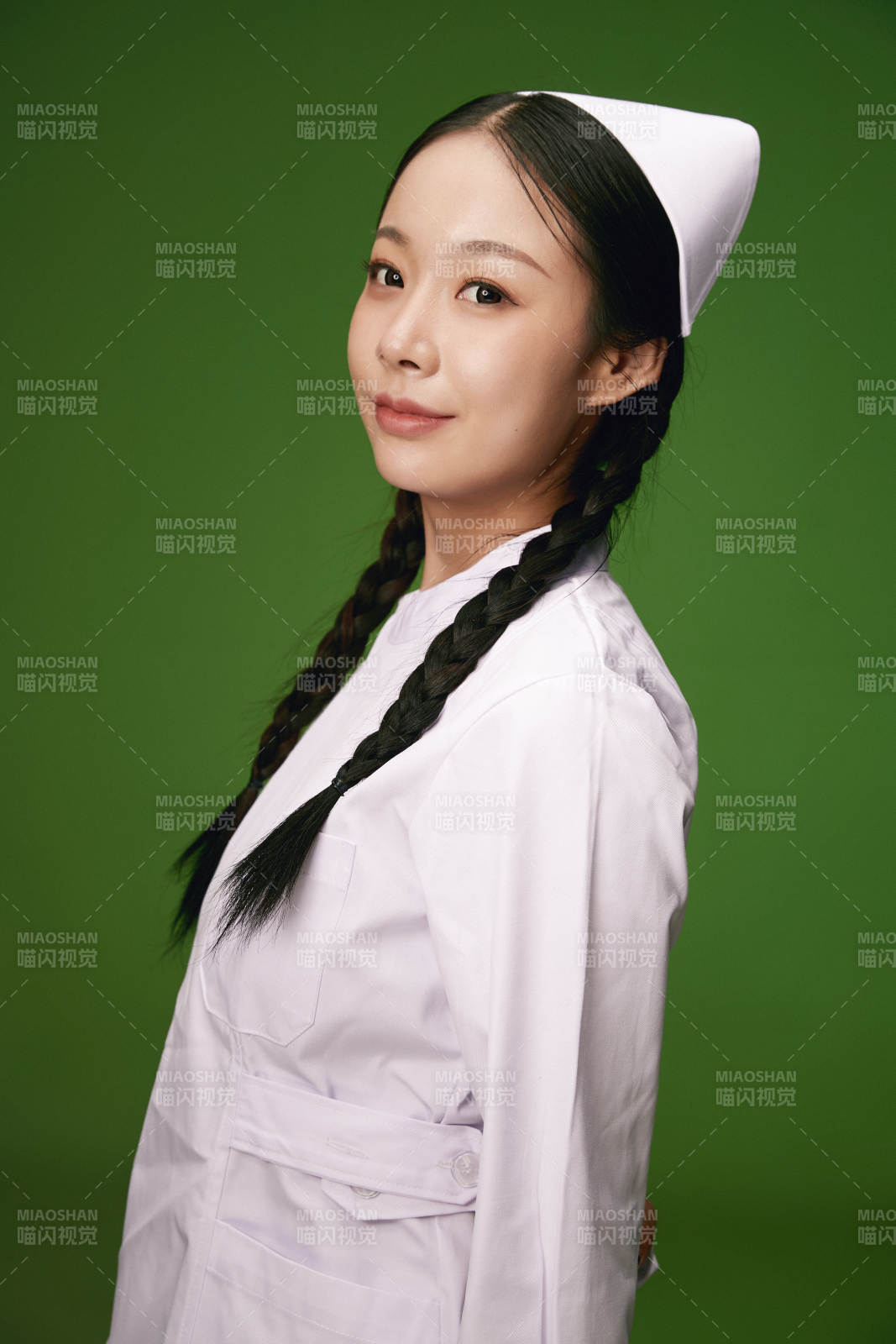 身穿白色护士服的年轻护士形象图片