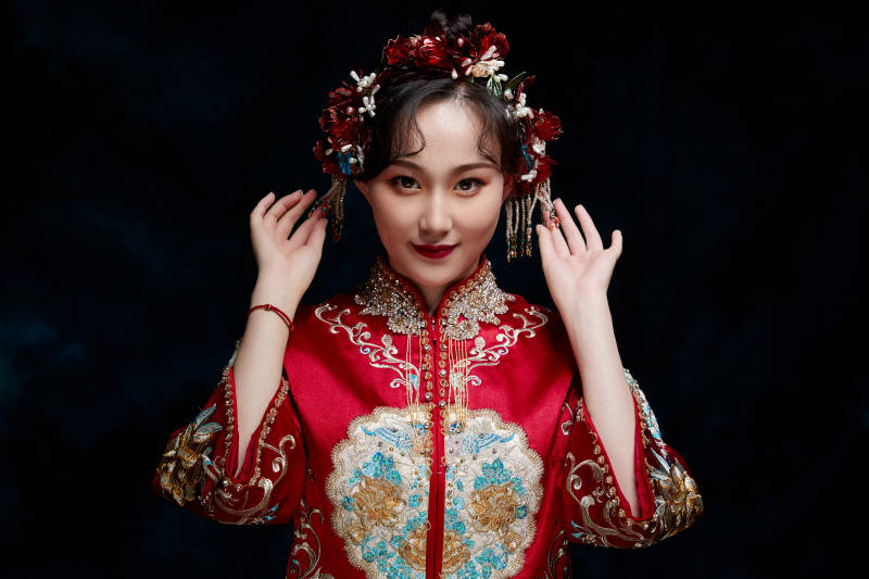 穿着中式秀禾服的亚洲少女图片