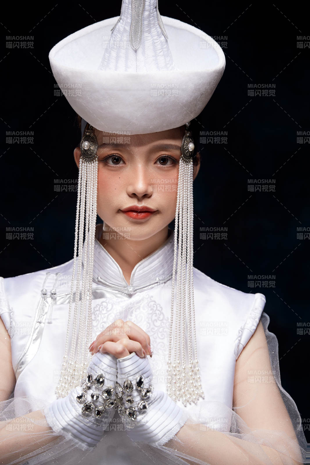 穿着蒙古族服饰的亚洲青年女性图片