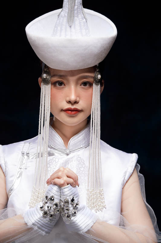 穿着蒙古族服饰的亚洲青年女性图片