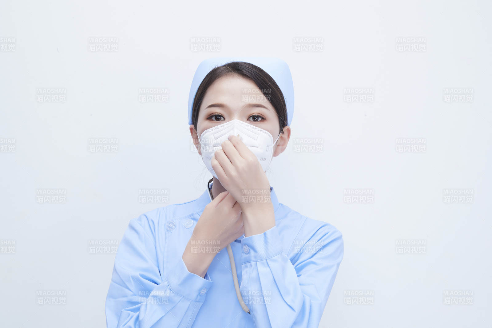 女性医护人员展示规范的口罩正确佩戴方式图片