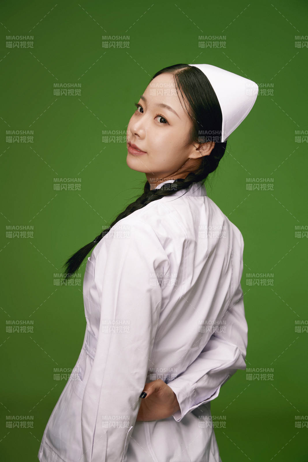 身穿白色护士服的年轻护士形象图片