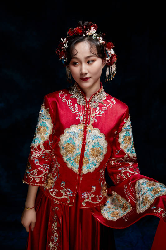 穿着中式秀禾服的亚洲少女图片