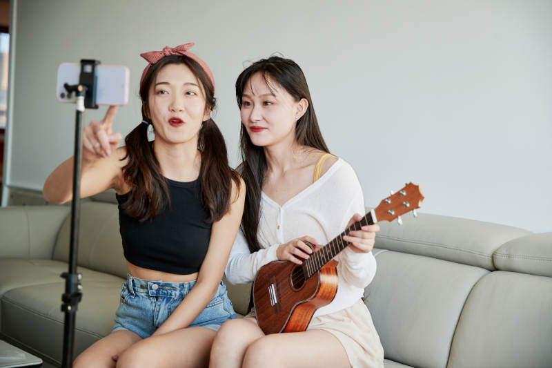 在家做主播直播的亚洲年轻闺蜜少女图片