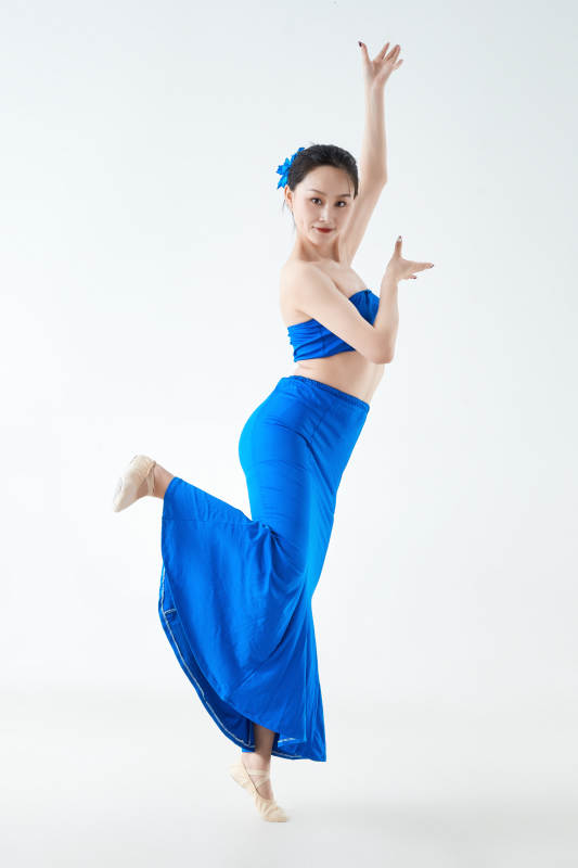 穿着傣族服饰跳孔雀舞的少女图片