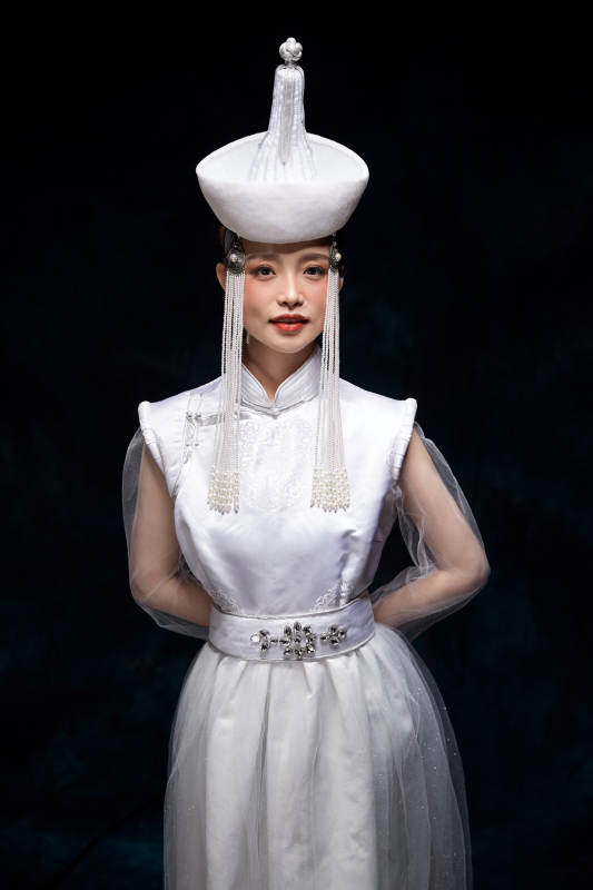 穿着蒙古族服饰的亚洲青年女性图片