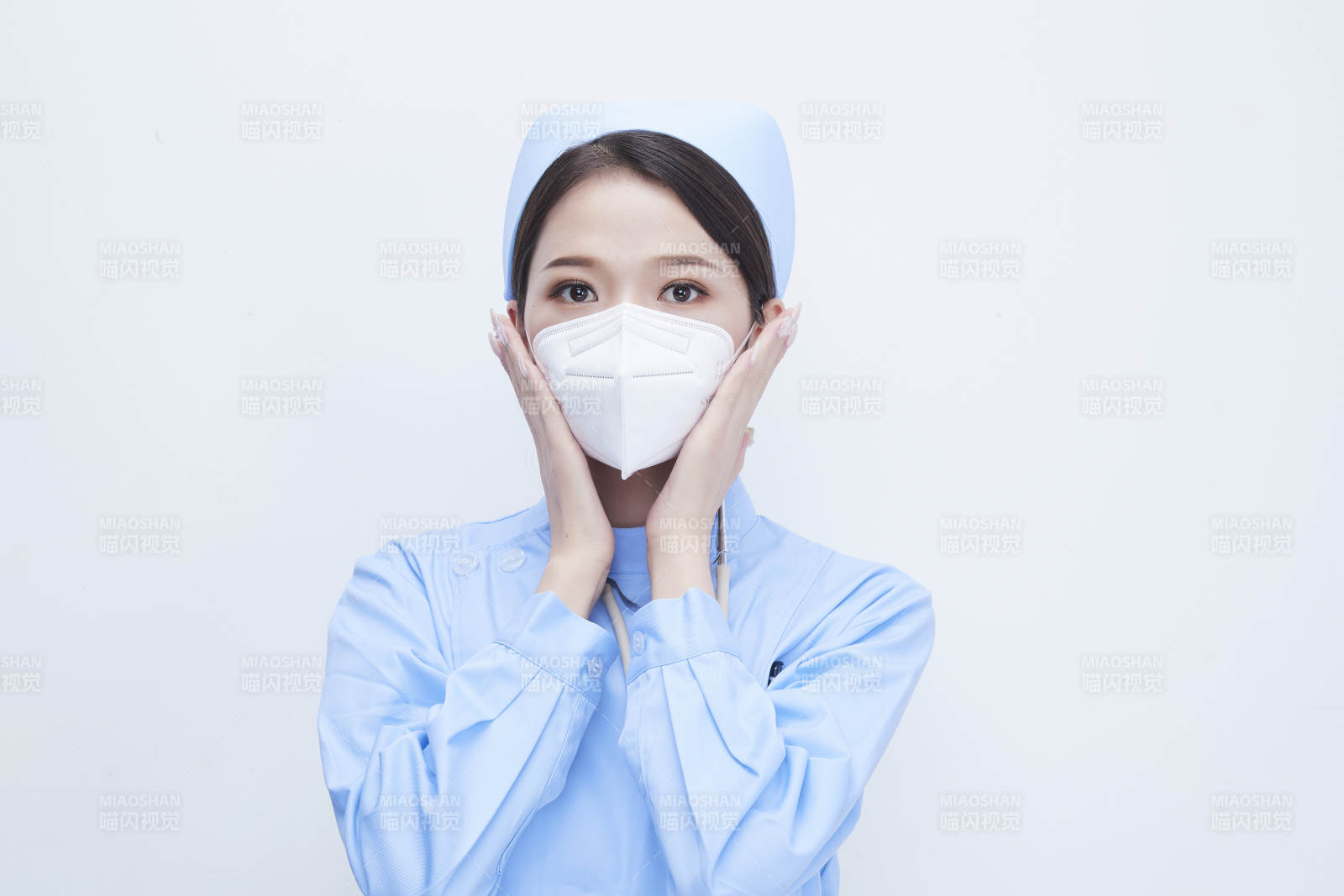女性医护人员展示规范的口罩正确佩戴方式图片