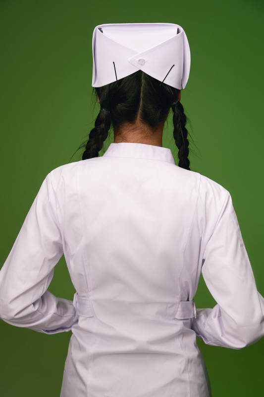 身穿白色护士服的年轻护士形象图片