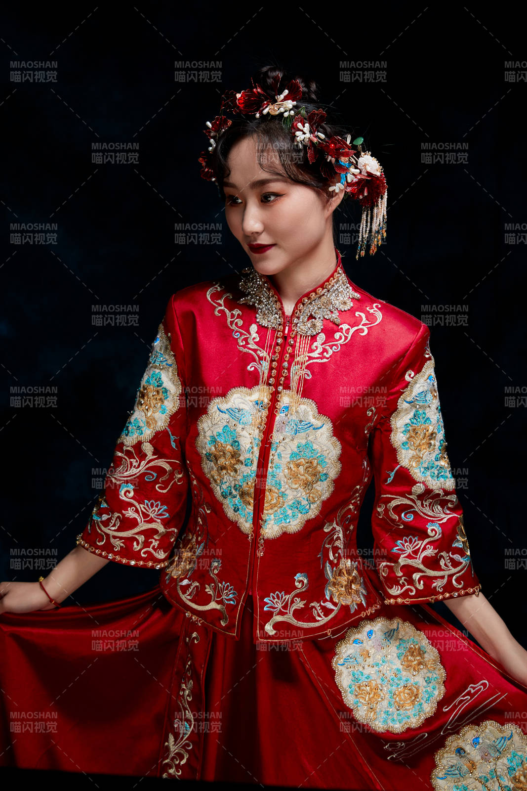 穿着中式秀禾服的亚洲少女图片