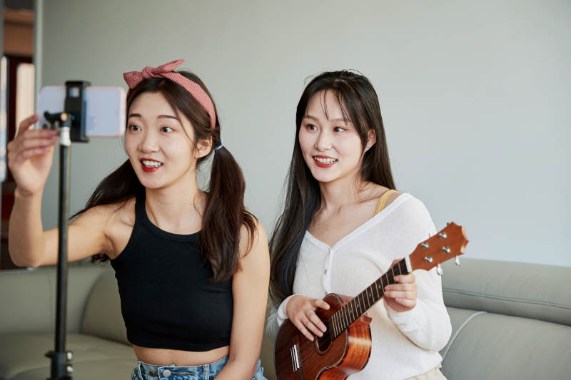 在家做主播直播的亚洲年轻闺蜜少女图片