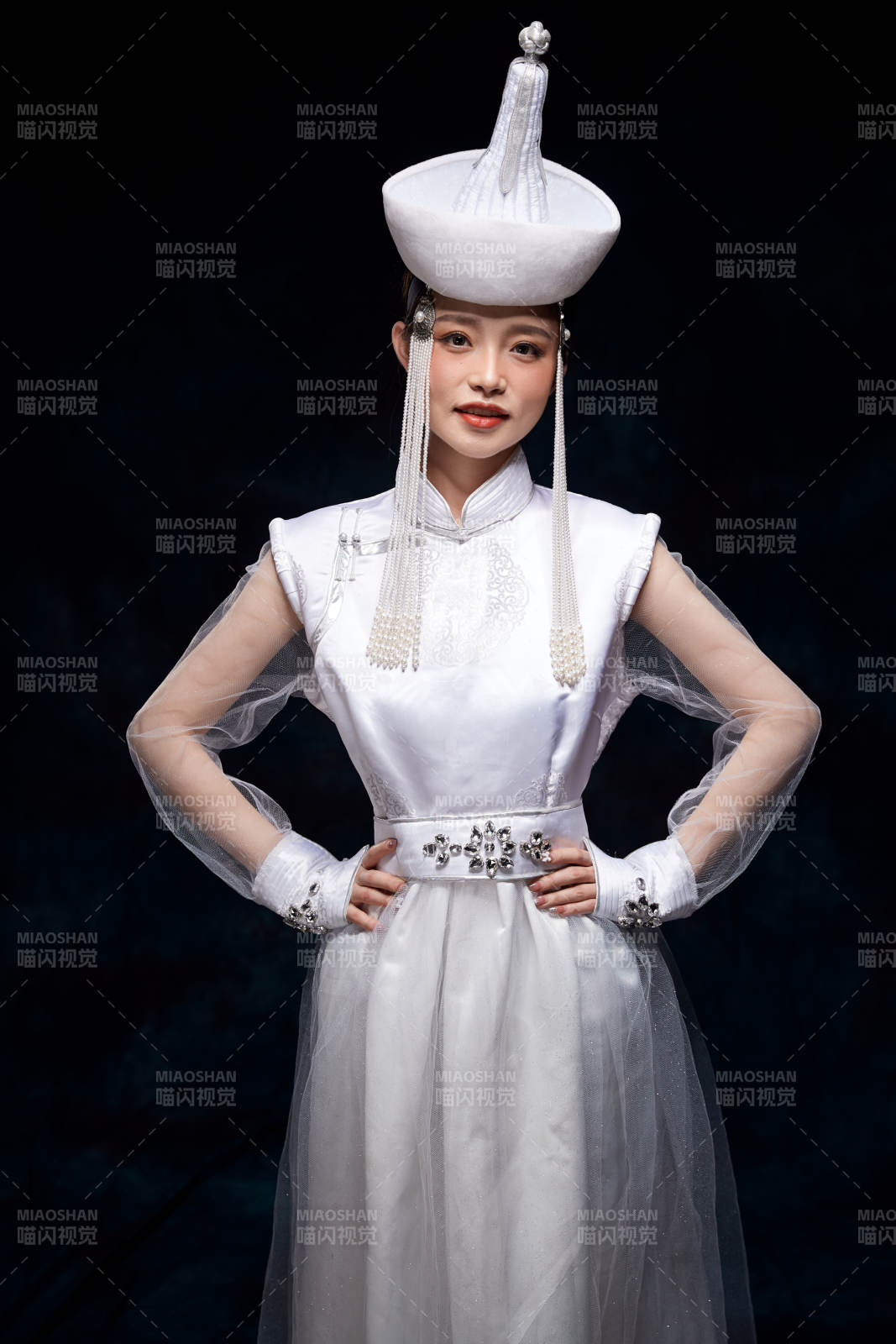 穿着蒙古族服饰的亚洲青年女性图片