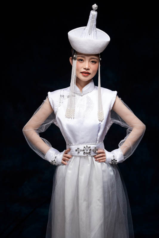 穿着蒙古族服饰的亚洲青年女性图片