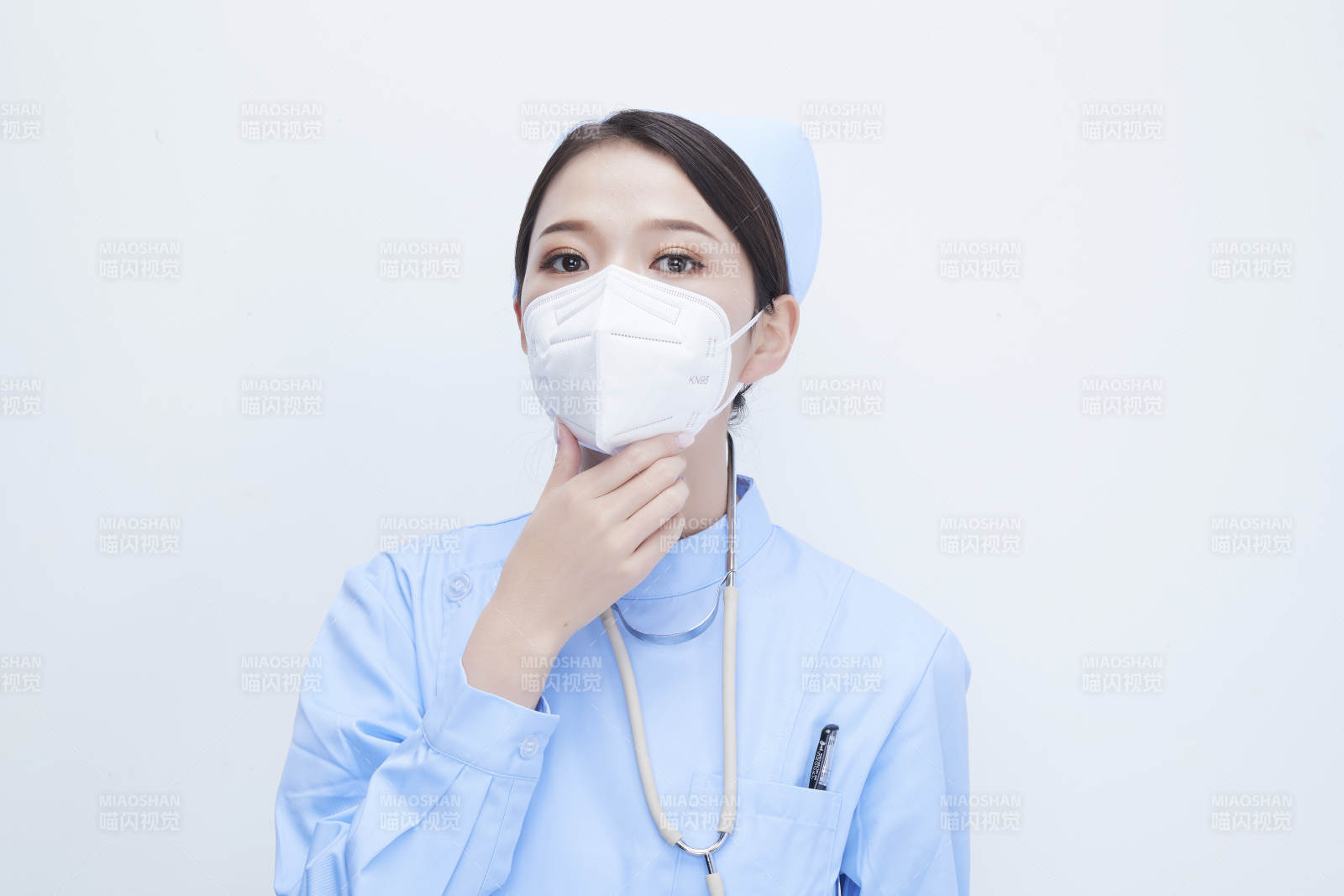 女性医护人员展示规范的口罩正确佩戴方式图片