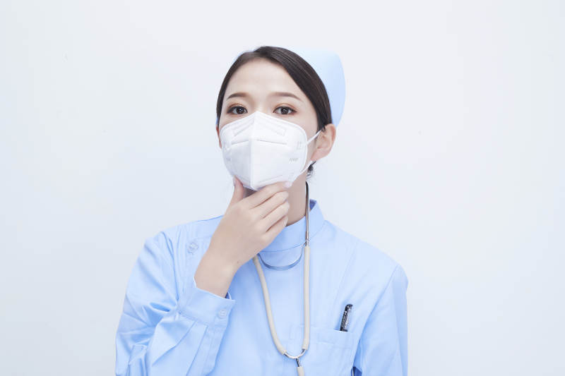 女性医护人员展示规范的口罩正确佩戴方式图片
