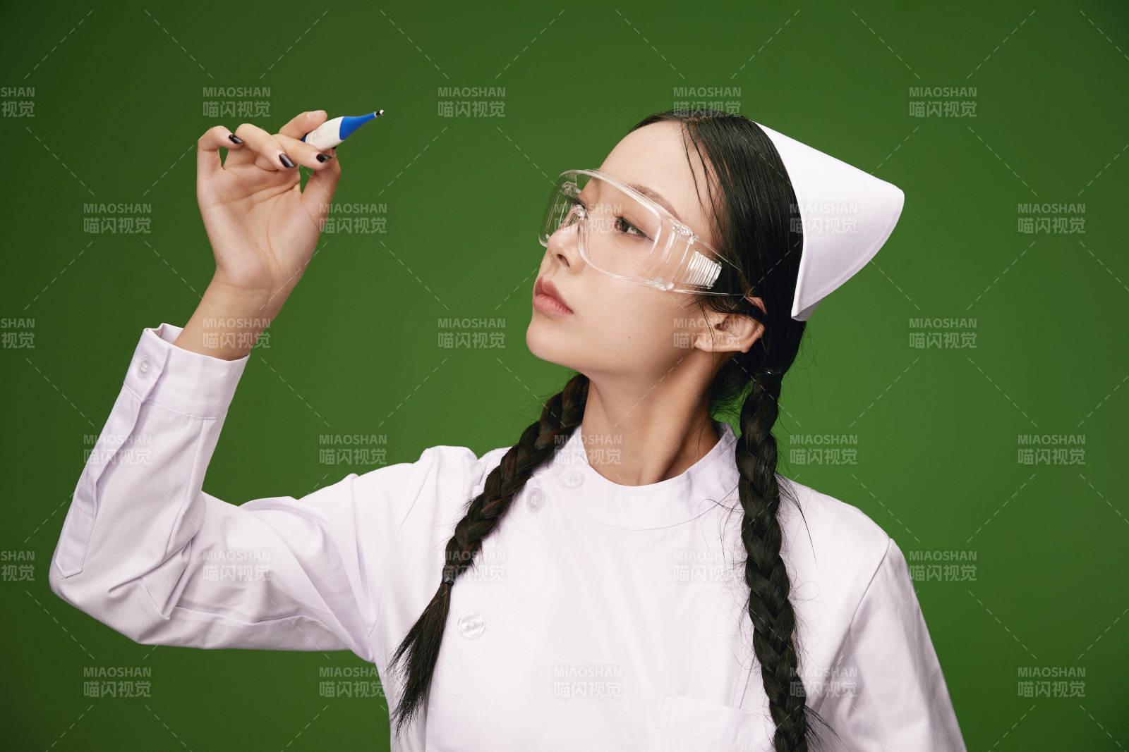 身穿白色护士服的年轻护士形象图片