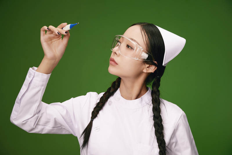 身穿白色护士服的年轻护士形象图片