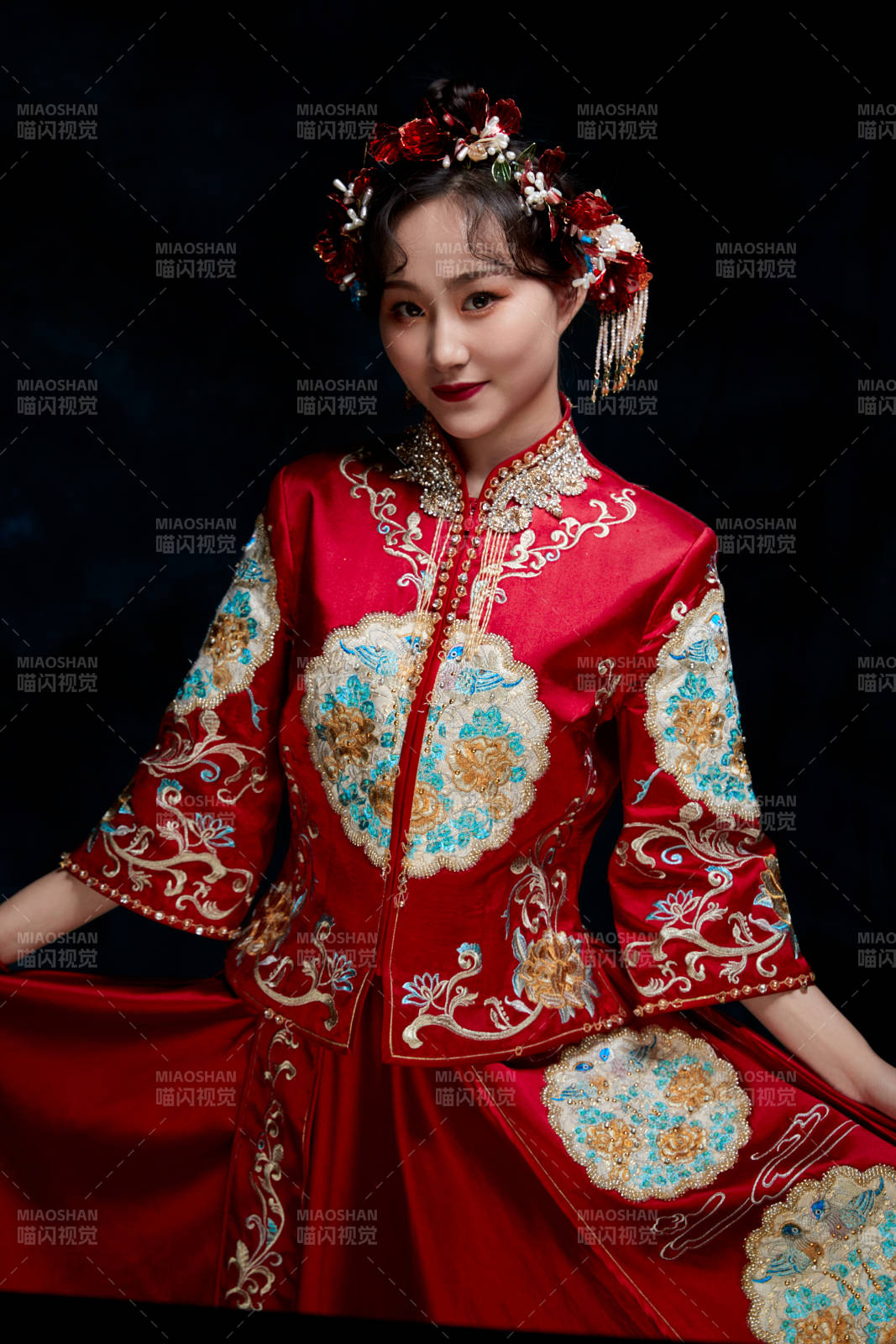 穿着中式秀禾服的亚洲少女图片