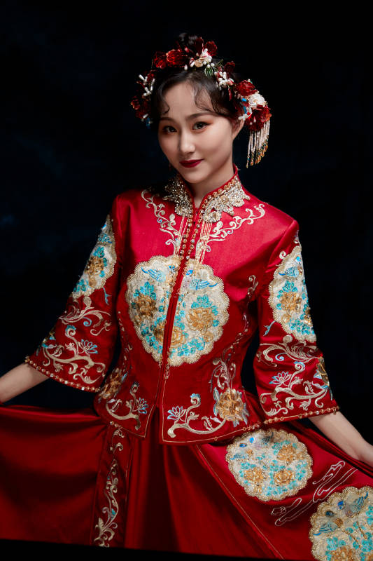 穿着中式秀禾服的亚洲少女图片