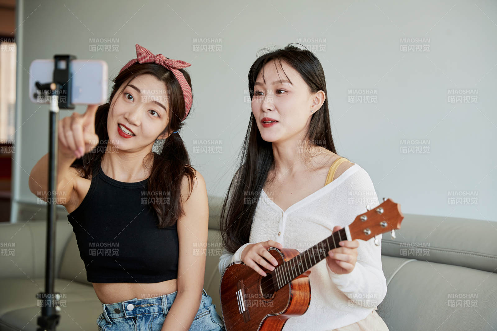 在家做主播直播的亚洲年轻闺蜜少女图片