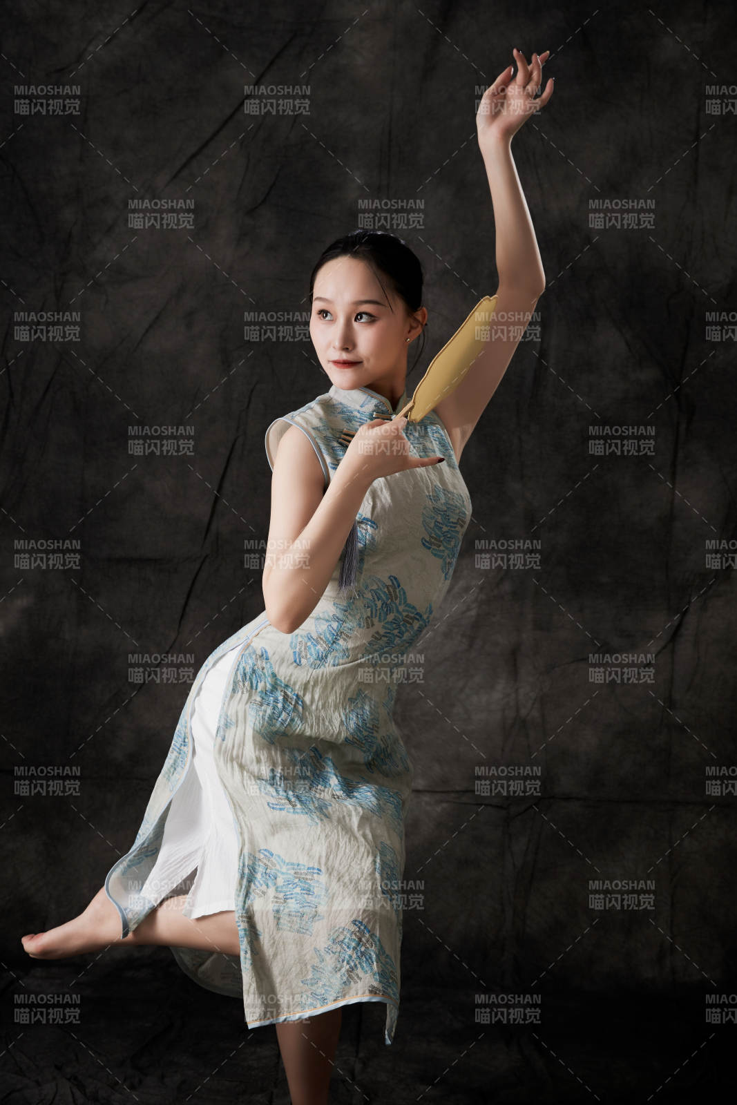 穿着中式旗袍的亚洲少女图片