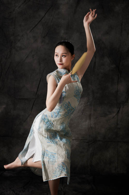 穿着中式旗袍的亚洲少女图片