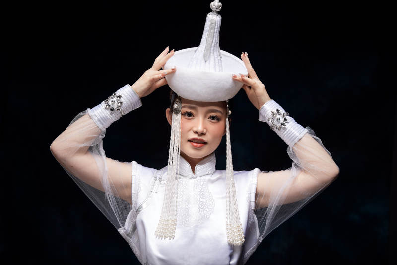 穿着蒙古族服饰的亚洲青年女性图片