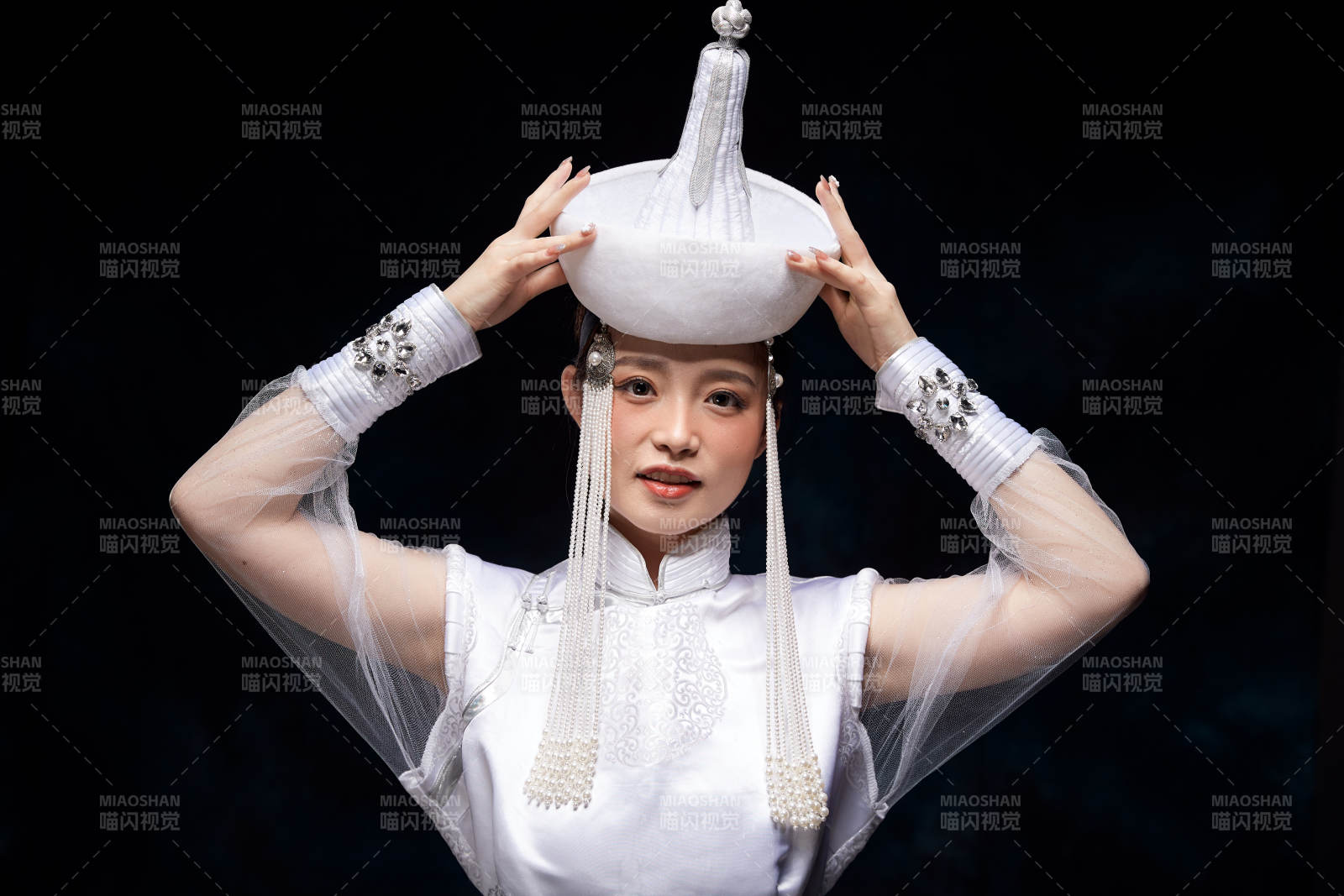 穿着蒙古族服饰的亚洲青年女性图片